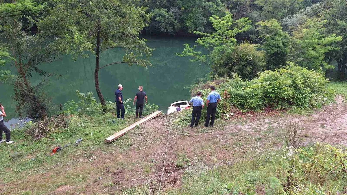 Vatrogasci iz rijeke izvlačili skupocjeni Mercedes