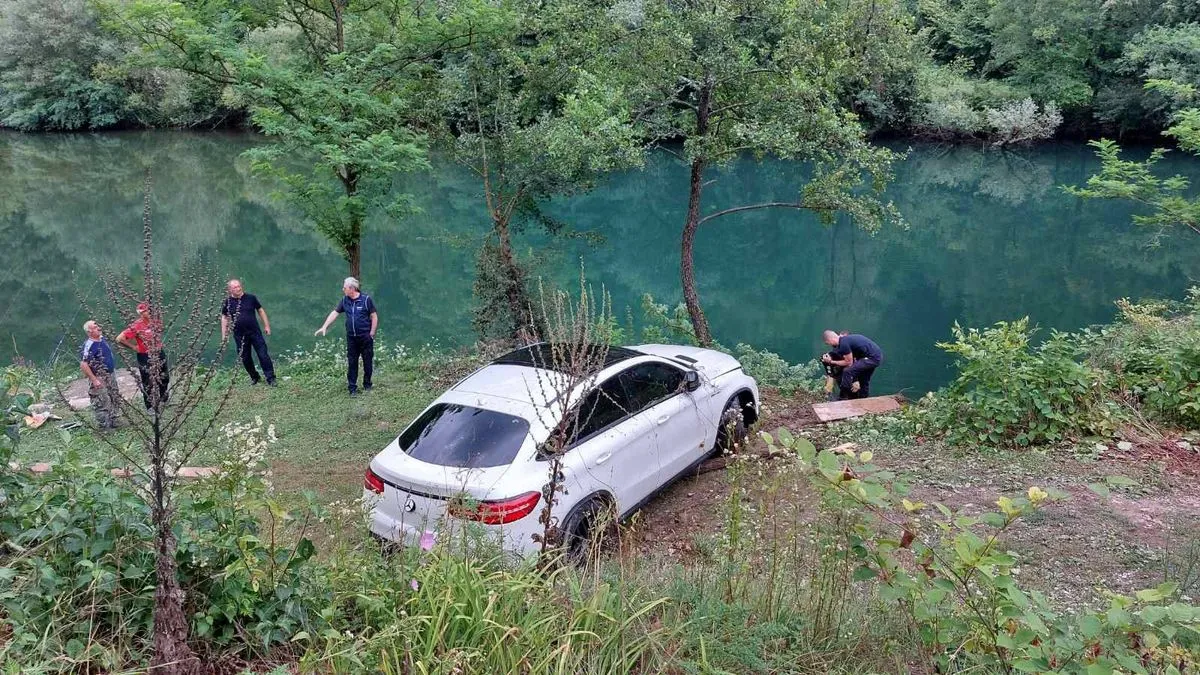 Vatrogasci iz rijeke izvlačili skupocjeni Mercedes