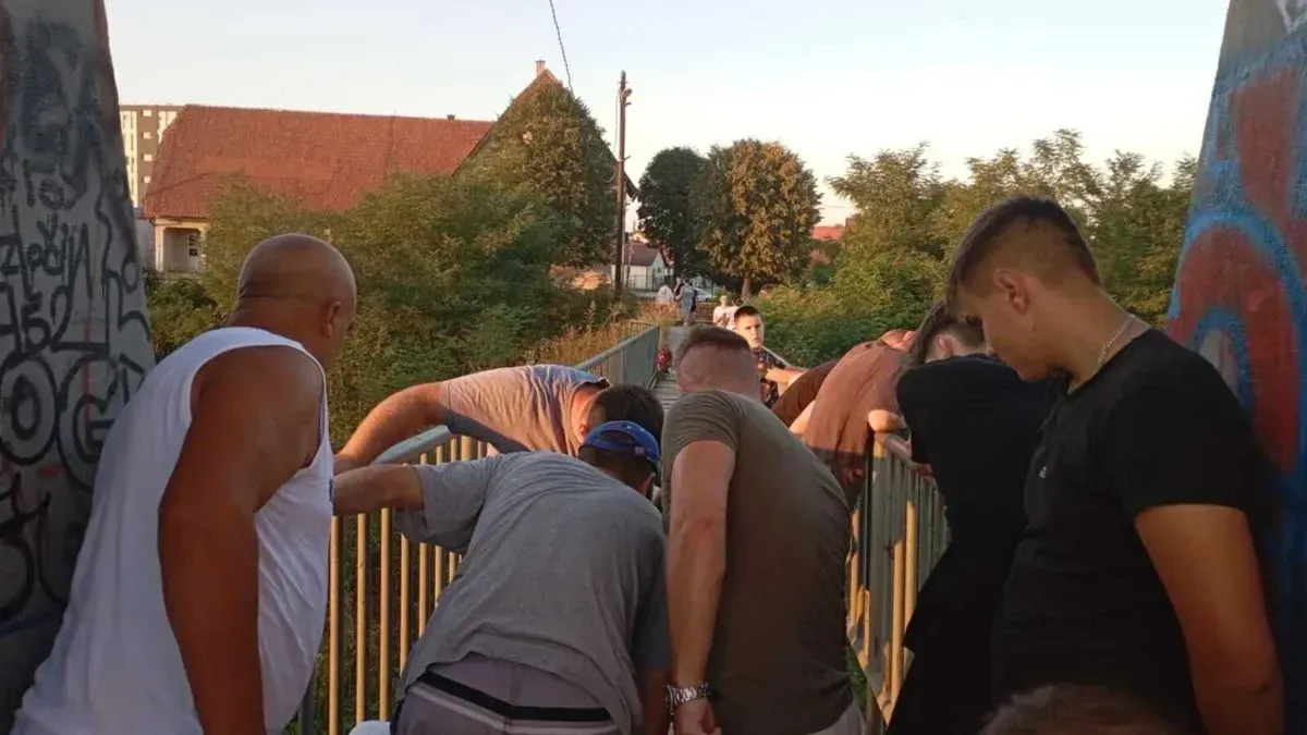 Kako su naveli mještani ovog naselja, konstrukcija mosta je već dugo u lošem stanju, o čemu su oni upozoravali nadležne, međutim, nije bilo nikakve reakcije.