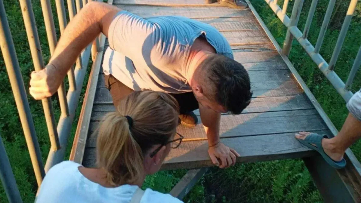 Kako su naveli mještani ovog naselja, konstrukcija mosta je već dugo u lošem stanju, o čemu su oni upozoravali nadležne, međutim, nije bilo nikakve reakcije.