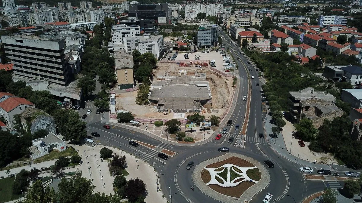 Mostarski krug dalje navodi da prema katastarskoj dokumentaciji planirana površina izgradnje iznosila je 1.923 m², dok je izgrađeno čak 2.910 m².