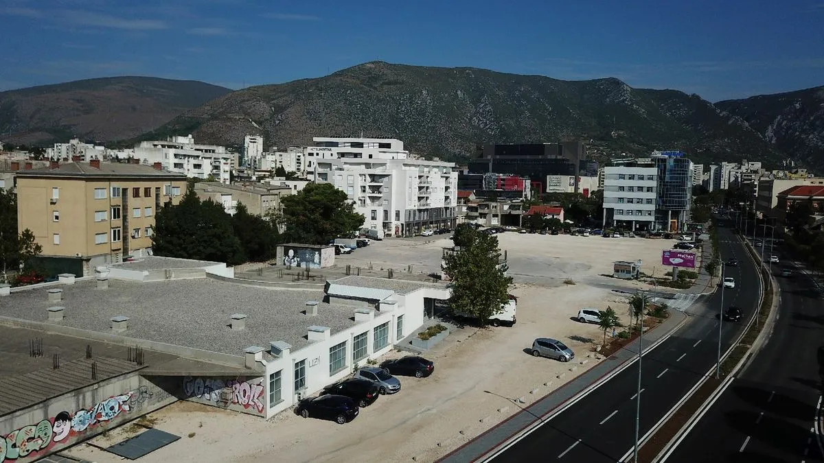 Mostarski krug dalje navodi da prema katastarskoj dokumentaciji planirana površina izgradnje iznosila je 1.923 m², dok je izgrađeno čak 2.910 m².