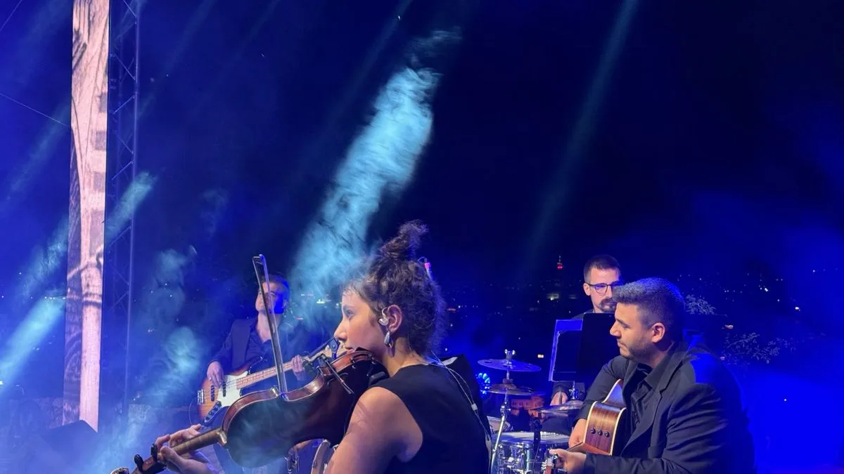 Interpretatorski odnos Naide i članova orkestra odraz su socijalno-odgojne sredine koja se proteže od postanka sevdalinke do danas.