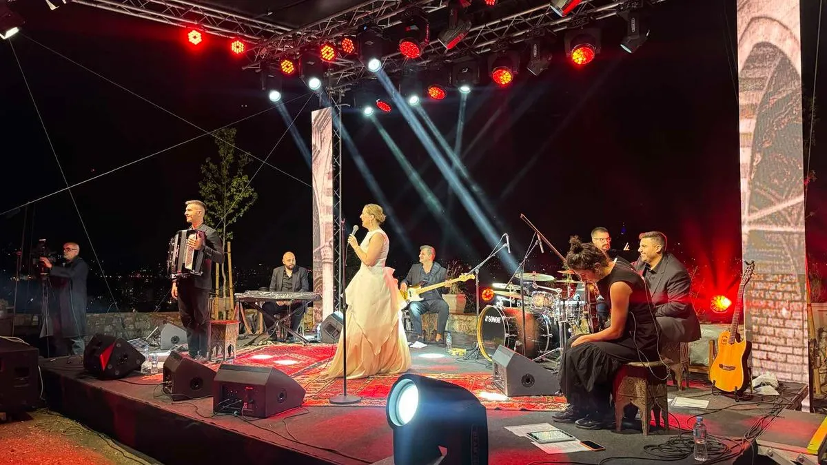 Interpretatorski odnos Naide i članova orkestra odraz su socijalno-odgojne sredine koja se proteže od postanka sevdalinke do danas.