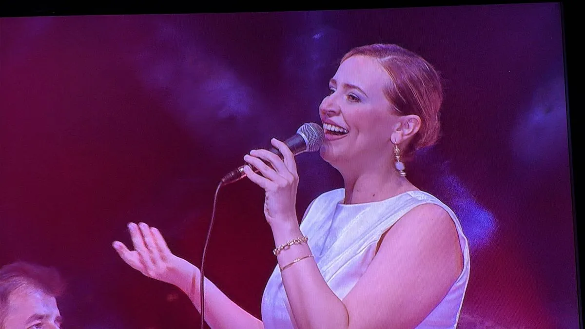 Interpretatorski odnos Naide i članova orkestra odraz su socijalno-odgojne sredine koja se proteže od postanka sevdalinke do danas.