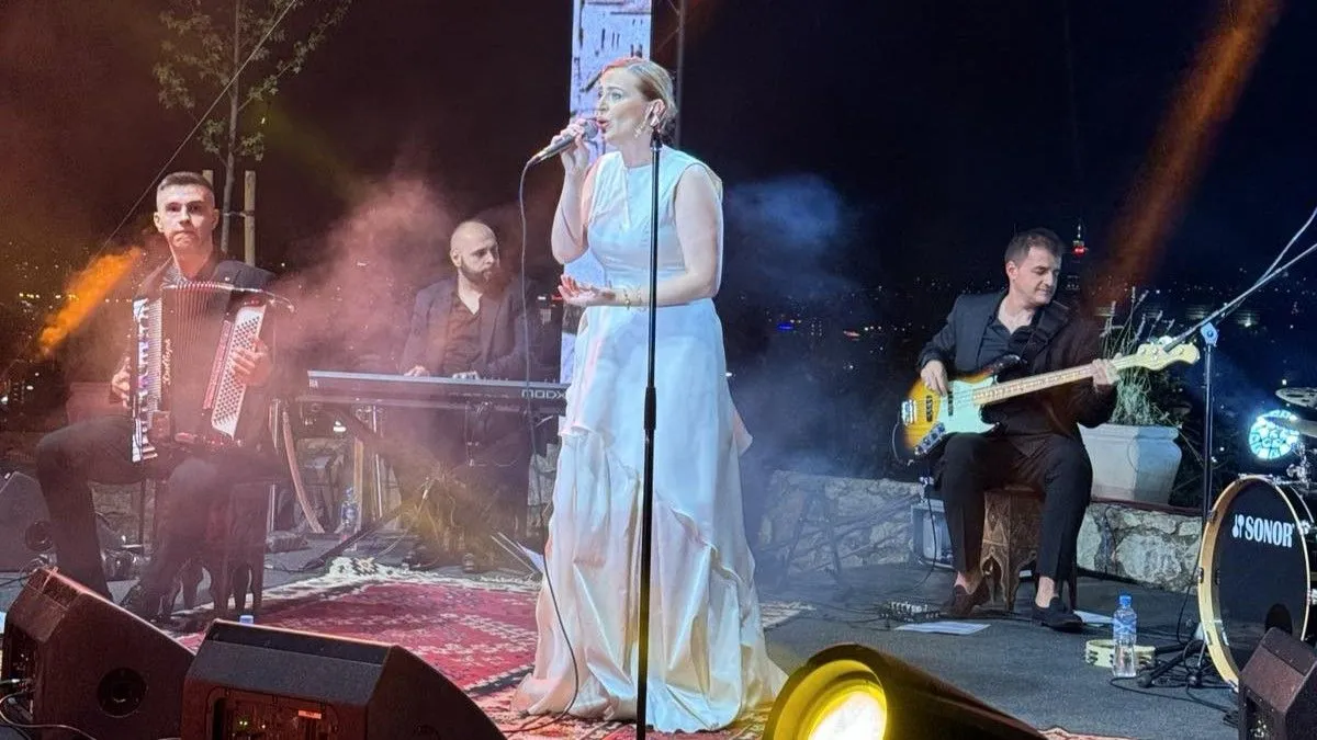 Interpretatorski odnos Naide i članova orkestra odraz su socijalno-odgojne sredine koja se proteže od postanka sevdalinke do danas.