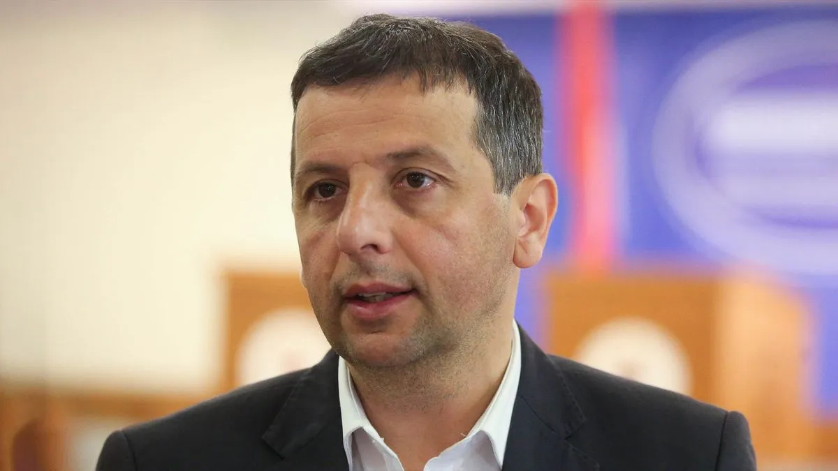 Vukanović kaže kako je Vučić stalno uz Dodika te da opozicija iz Republike Srpske ne smije slušati instrukcije iz Beograda jer Vučić radi sve da bi se opozicija zavadila