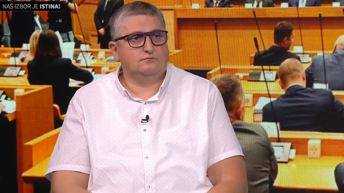 Današnji dan u poliitčkom smislu je obilježila sjednica NSRS koja je zbog, ispostavilo se, lažne dojave o bombi više sati kasnila sa početkom rada.
