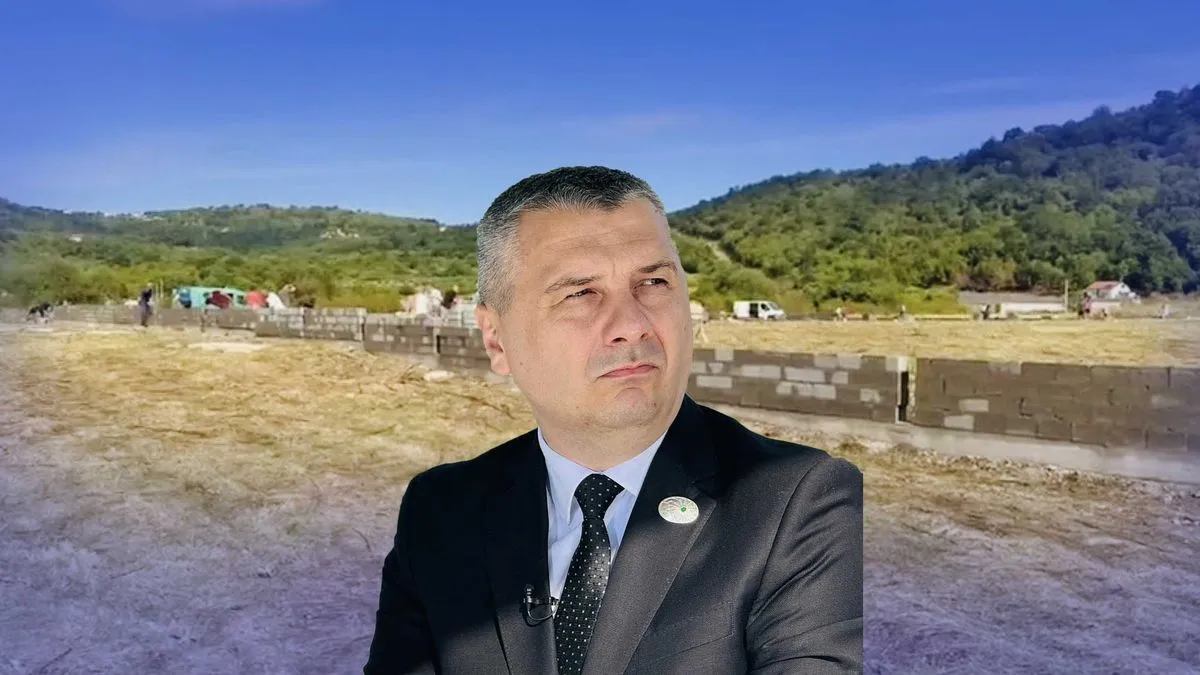 Kada se na gradilištu pojavilo nekoliko vozila EUFOR-a, postalo je jasno da se ne radi o običnom ograđivanju mezarja.