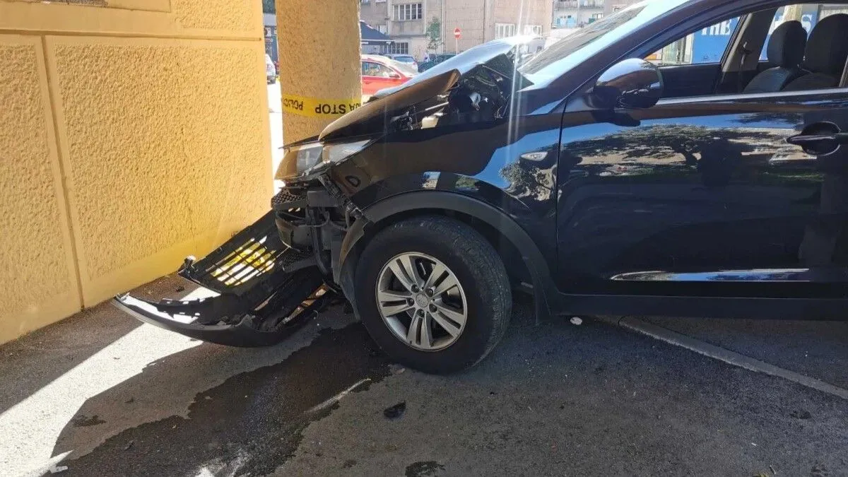 Pješakinja je teško povrijeđena, te je prebačena na KCUS, a na automobilu je pričinjena veća materijalna šteta.