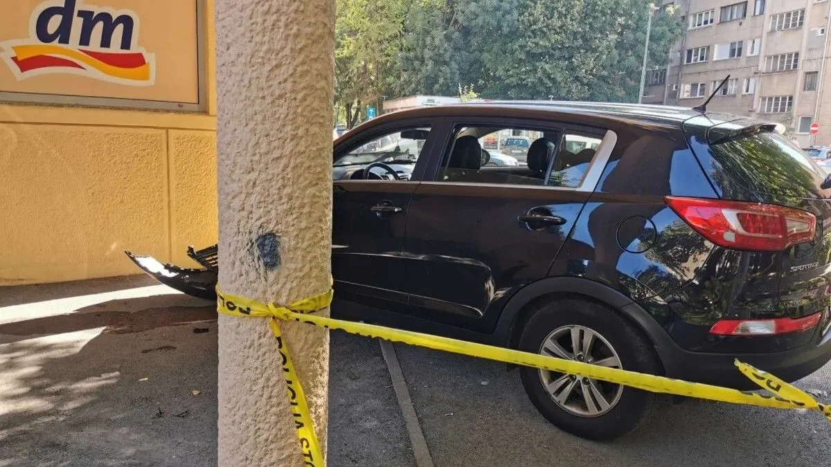 Pješakinja je teško povrijeđena, te je prebačena na KCUS, a na automobilu je pričinjena veća materijalna šteta.