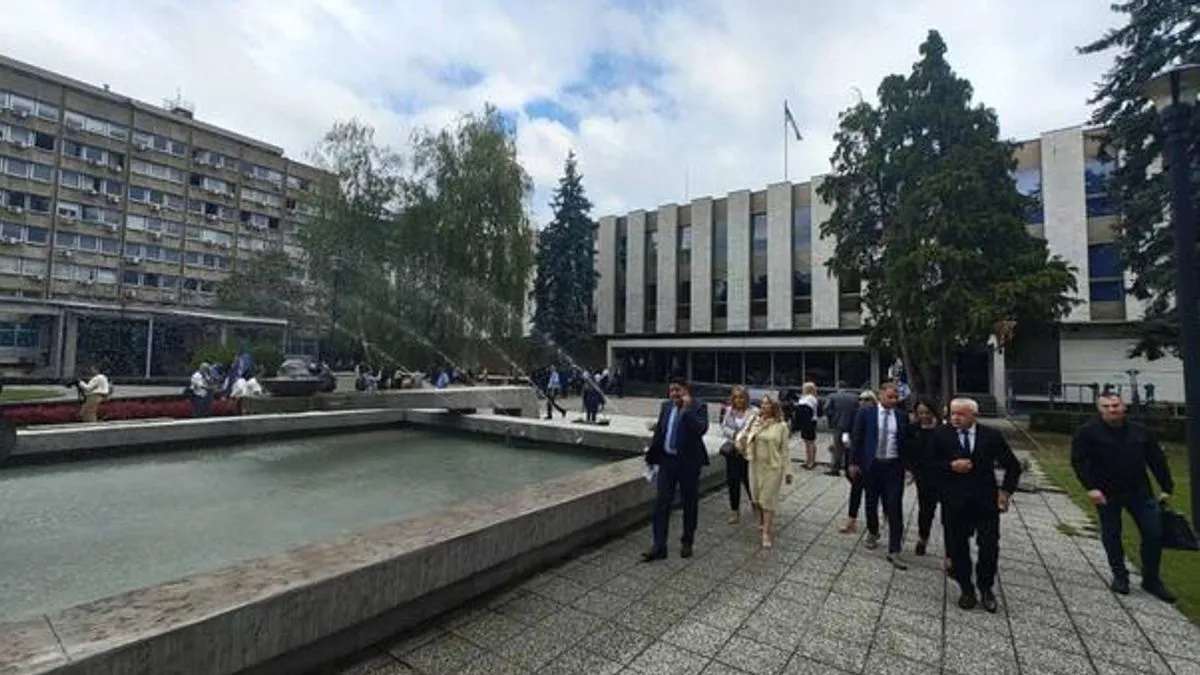 Obavještenje je stiglo u 10.07 sati, nakon čega je uslijedila hitna evakuacija zastupnika, osoblja i prisutnih novinara.