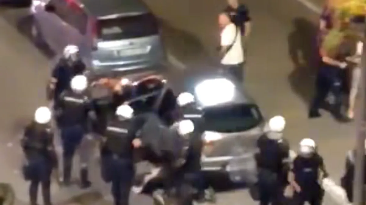 Prema izvještajima građana, policija je hapsila i tukla sve pred sobom, uključujući i one koji nisu učestvovali u protestu.