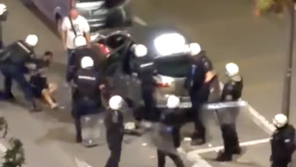 Prema izvještajima građana, policija je hapsila i tukla sve pred sobom, uključujući i one koji nisu učestvovali u protestu.