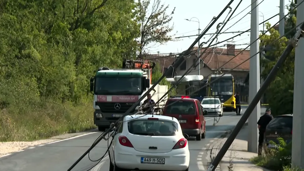 Trolejbuska mreža je u toku jučerašnjeg dana sanirana na tom dijelu i izvođač i nadzor su pregledali sve dijelove, izvršili provjere trolejbuske mreže, navode iz Ministarstva