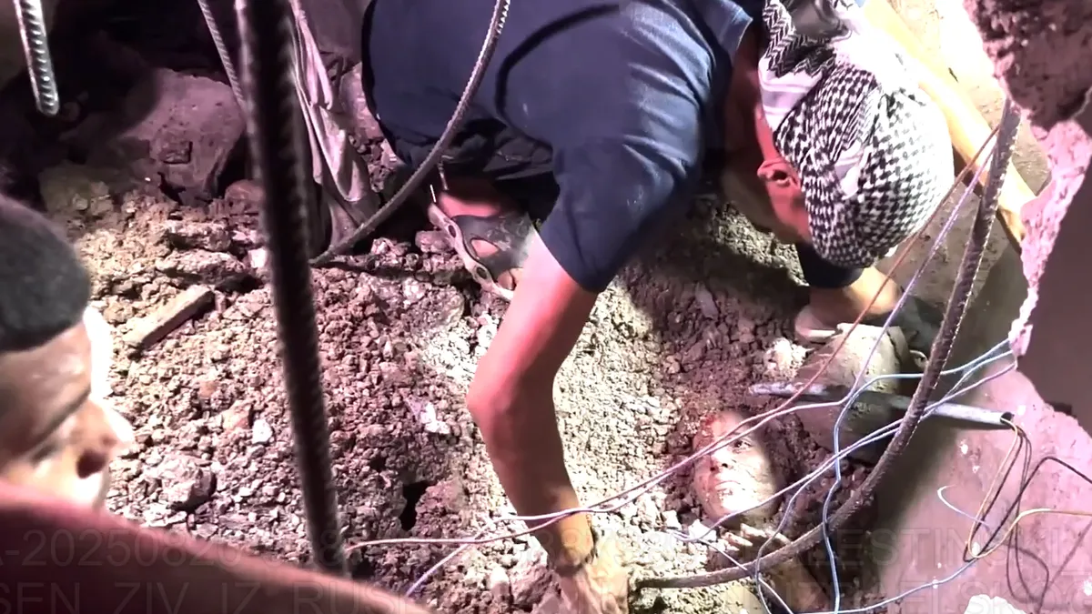 Palestinski timovi civilne zaštite i susjedi su uspjeli ispod ruševine izvući 23-godišnjeg Saju Talala Mohammada Hamada.