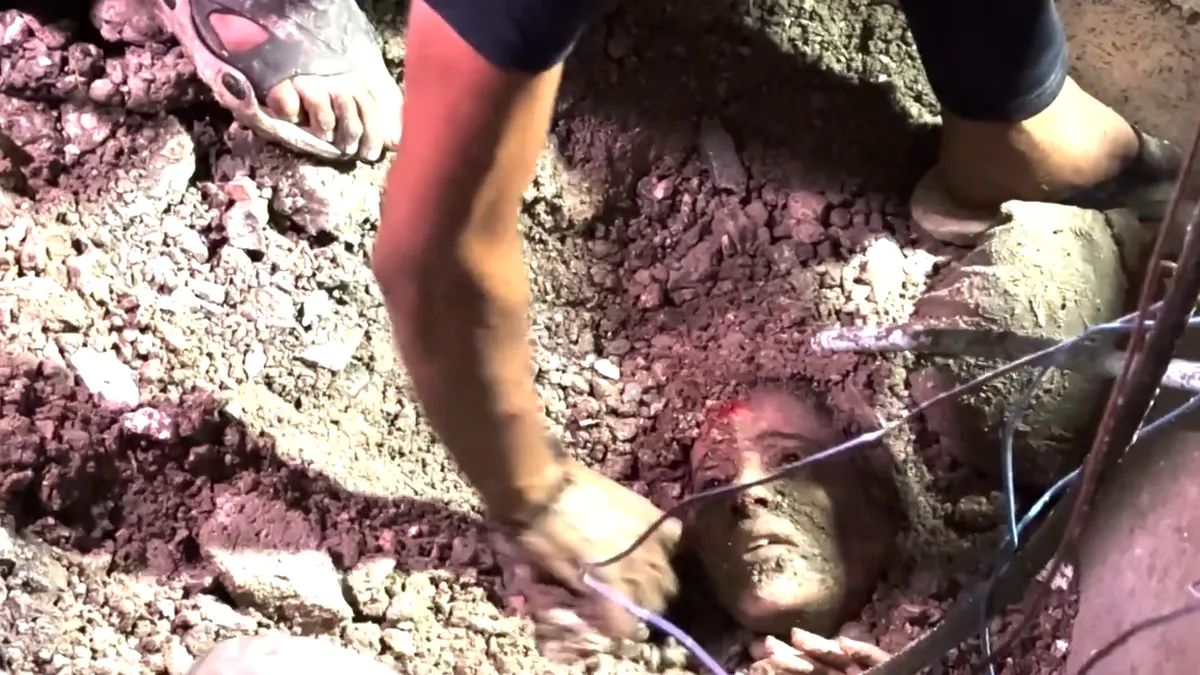 Palestinski timovi civilne zaštite i susjedi su uspjeli ispod ruševine izvući 23-godišnjeg Saju Talala Mohammada Hamada.