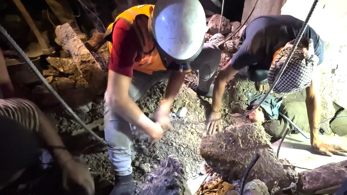 Palestinski mladić spašen iz ruševina nakon izraelskog napada u Gazi