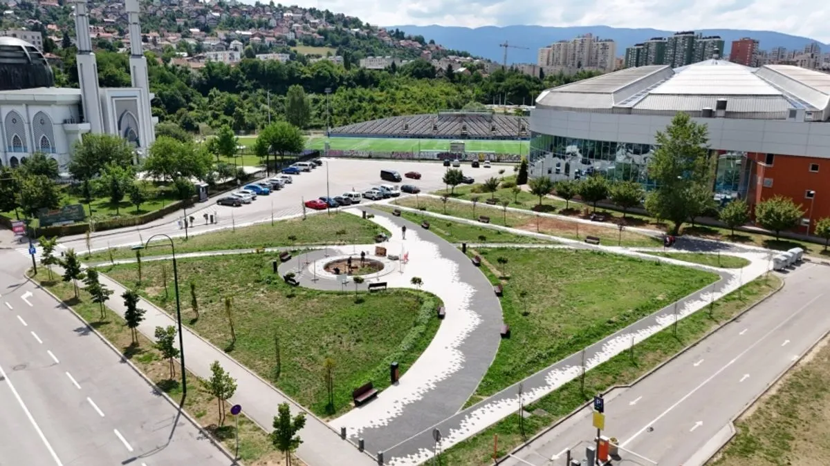 Radi se o prostoru koji je prvobitno bio predviđen za izgradnju stambenog objekta, ali je izmjenom Regulacionog plana prenamijenjen u zelenu površinu