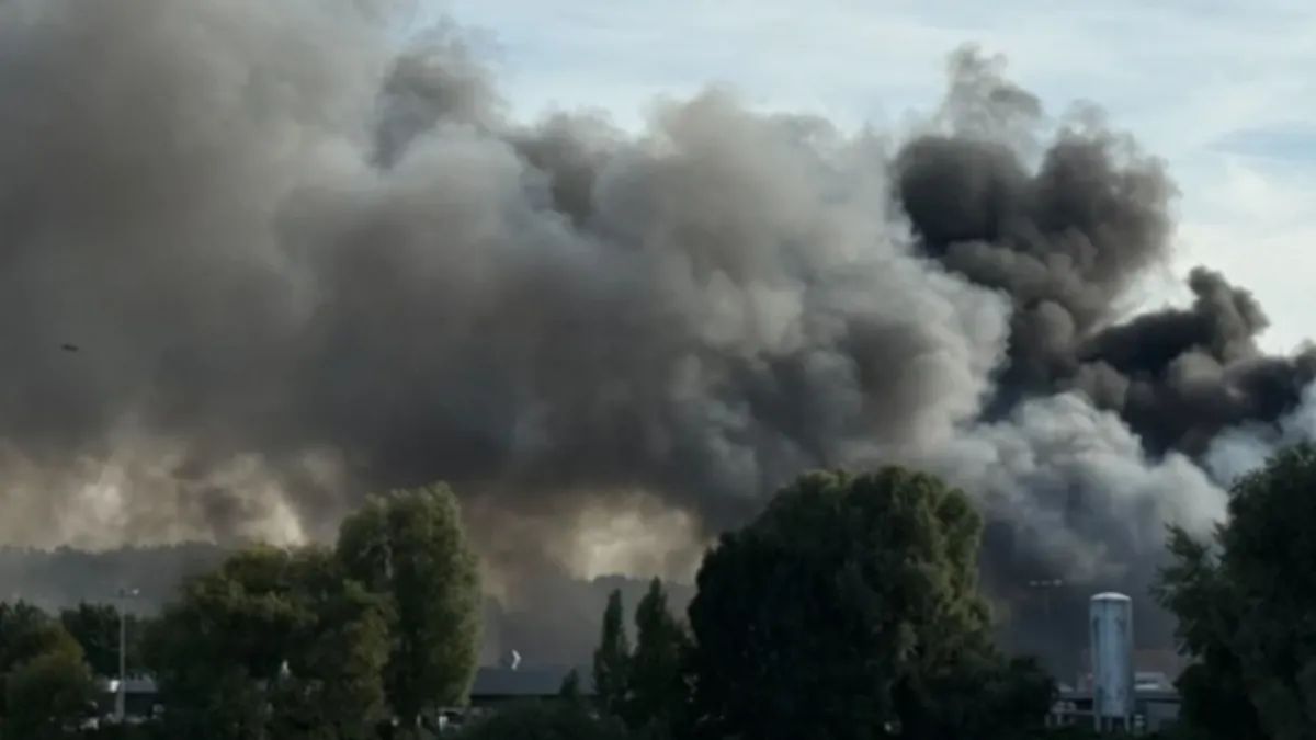Vatrogasna jedinica pozvala je stanovnike da izbjegavaju područje i drže prozore i vrata zatvorenima.