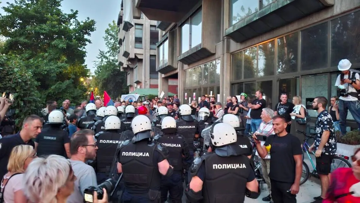 Okupljenima je upućen apel da omoguće siguran prolaz ako dekan odluči napustiti objekat.