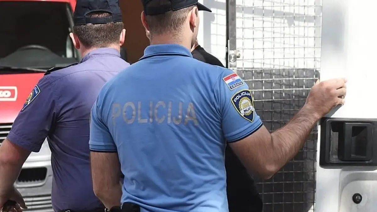 Otac je uspio ustati i pobjeći van trgovine gdje je pao na pločnik ispred ulaza