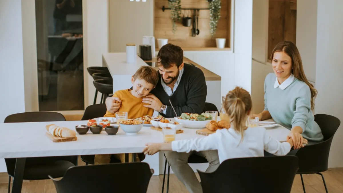 Vraćate stolicu na mjesto kad ustanete od stola – šta to govori o vama?