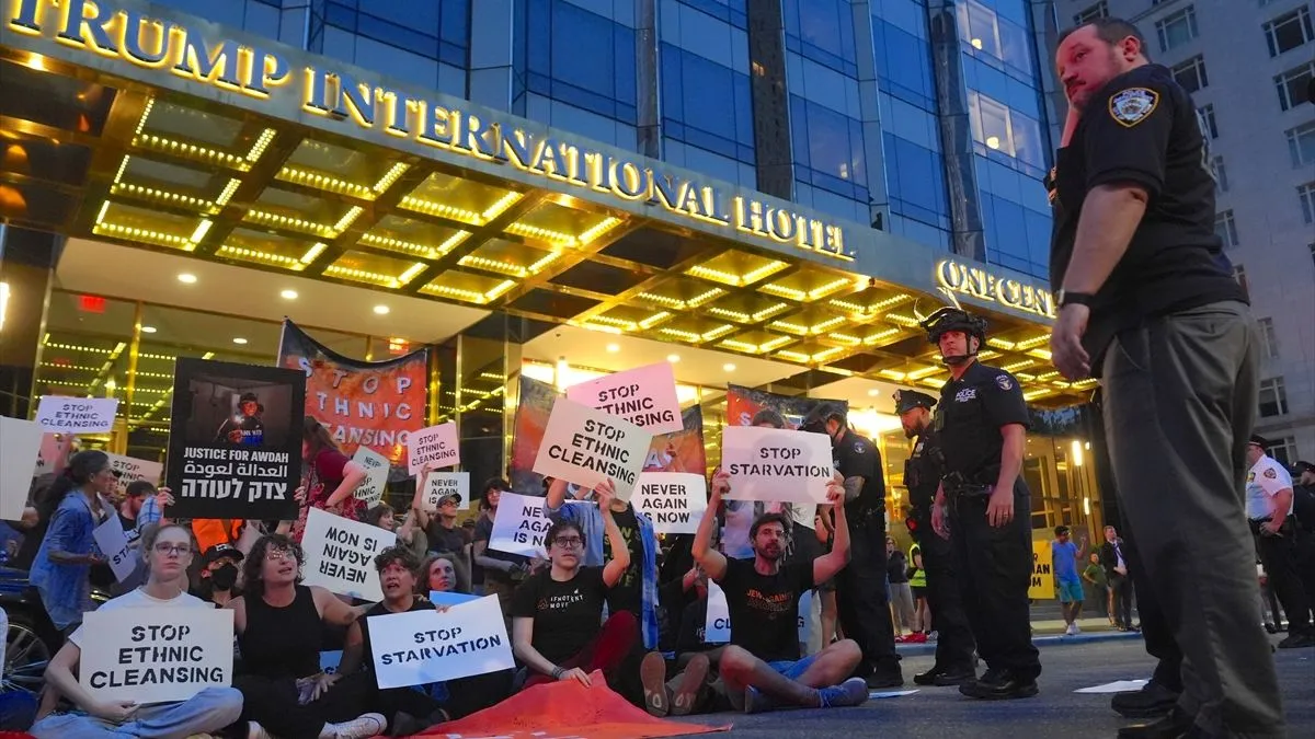 Protest je predvodila jevrejsko-američka grupa, uz zahtjev za okončanje rata i povećanje pristupa humanitarnoj pomoći