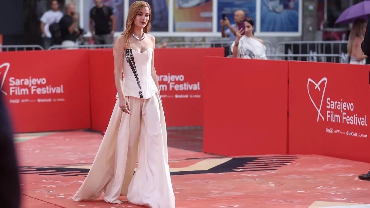 Večeras je na rasporedu premijera filma Srđana Vuletića “Vidra" čija ekipa je veselo pozirala fotografima