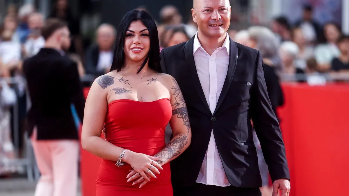 Večeras je na rasporedu premijera filma Srđana Vuletića “Vidra" čija ekipa je veselo pozirala fotografima