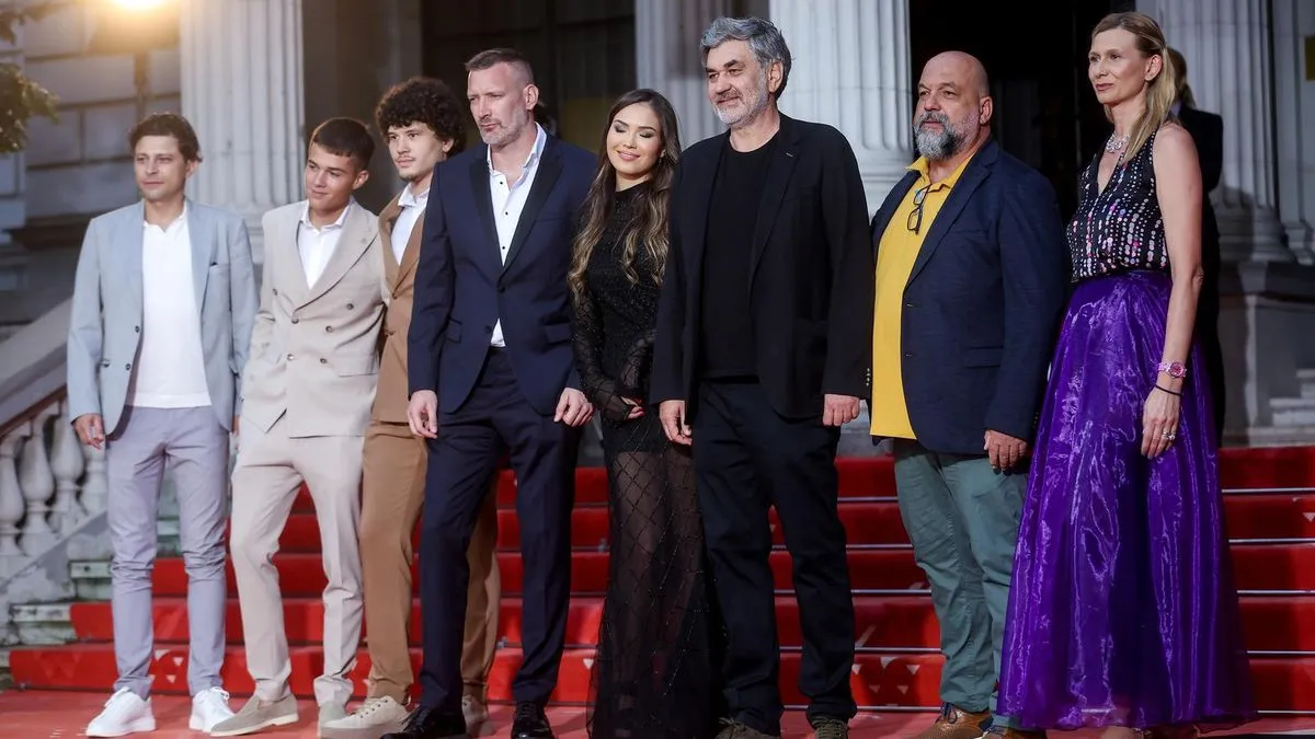 Večeras je na rasporedu premijera filma Srđana Vuletića “Vidra" čija ekipa je veselo pozirala fotografima