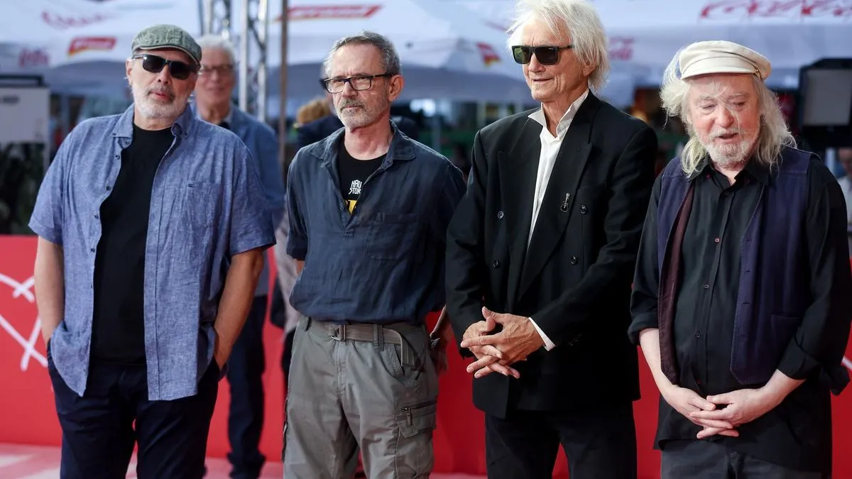 Ranije je objavljeno da se projekcije koje su bile planirane u otvorenim kinima zbog nepovoljnih vremenskih uslova prebacuju u zatvorene prostore