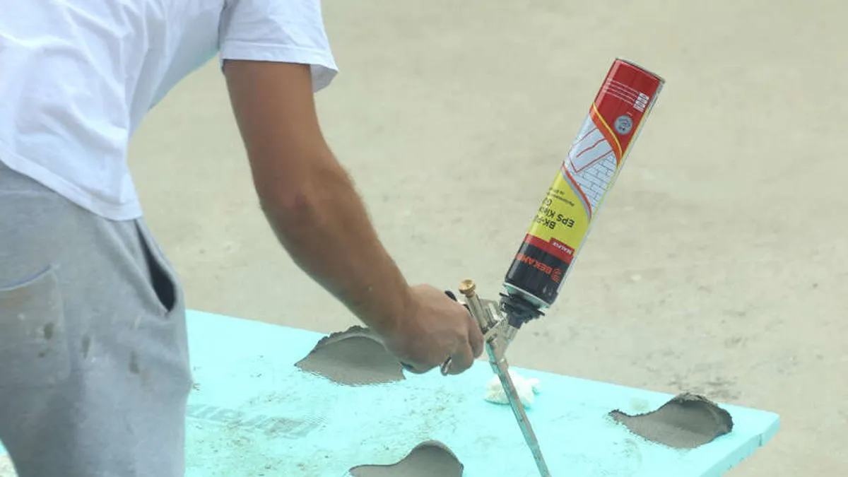 U tu svrhu je napravio Facebook stranicu, više puta prikazujući kuće koje je navodno izgradio, privlačeći tako potencijalne mušterije