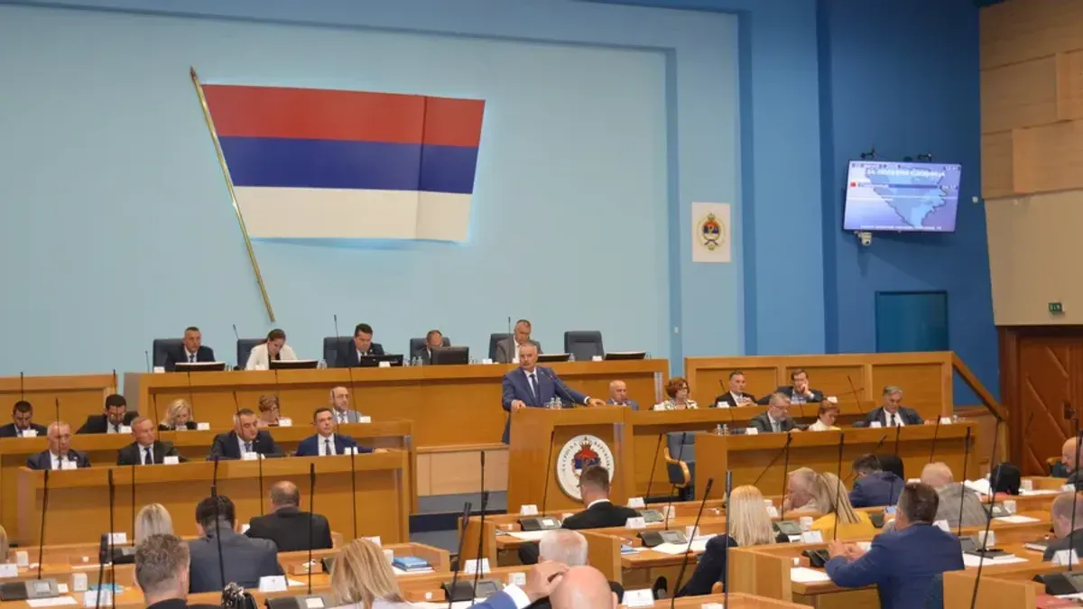 Iz SNSD-a su zastupnici ponovili tvrdnje o neustavnosti pravosudnih institucija BiH i kritikovali visoke predstavnike, uključujući Christiana Schmidta...