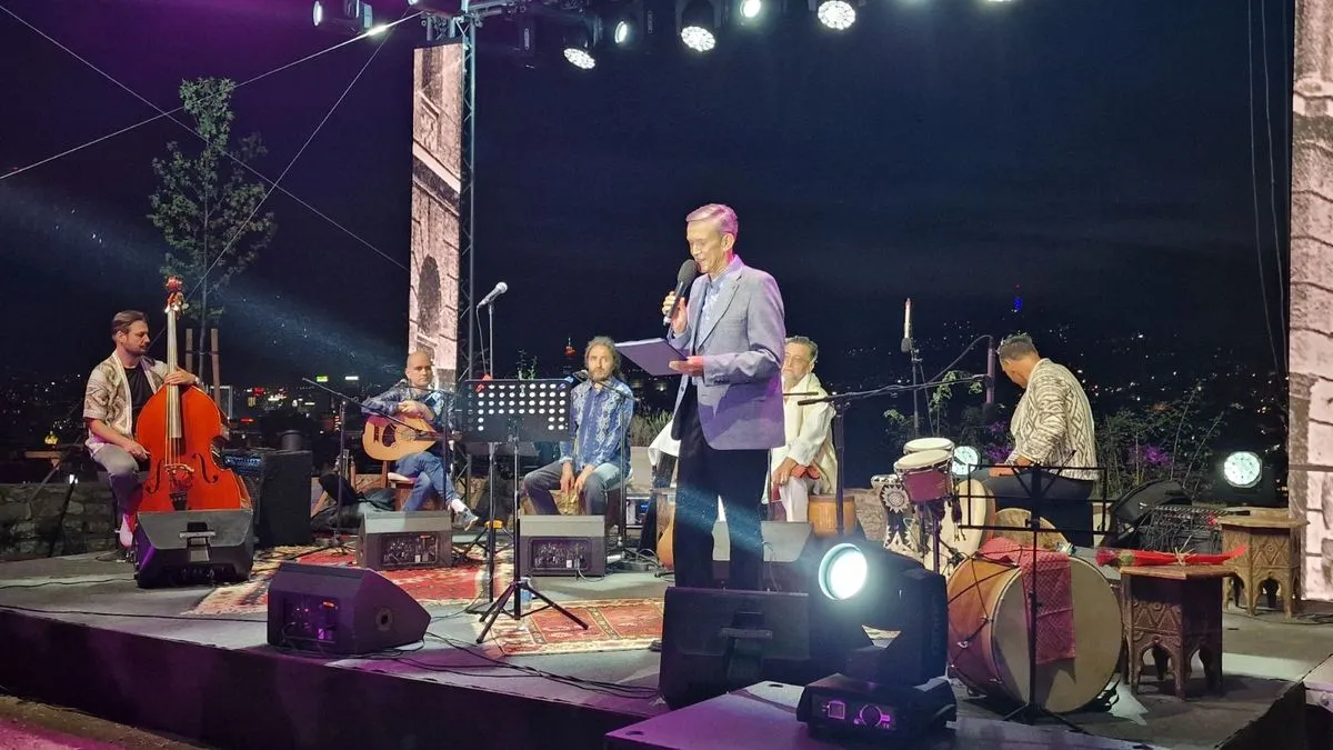 Publika je s posebnom toplinom dočekala svaku novu pjesmu, počev od one s kojom su otvorili koncert „Kad ja pođoh na Bentbašu“