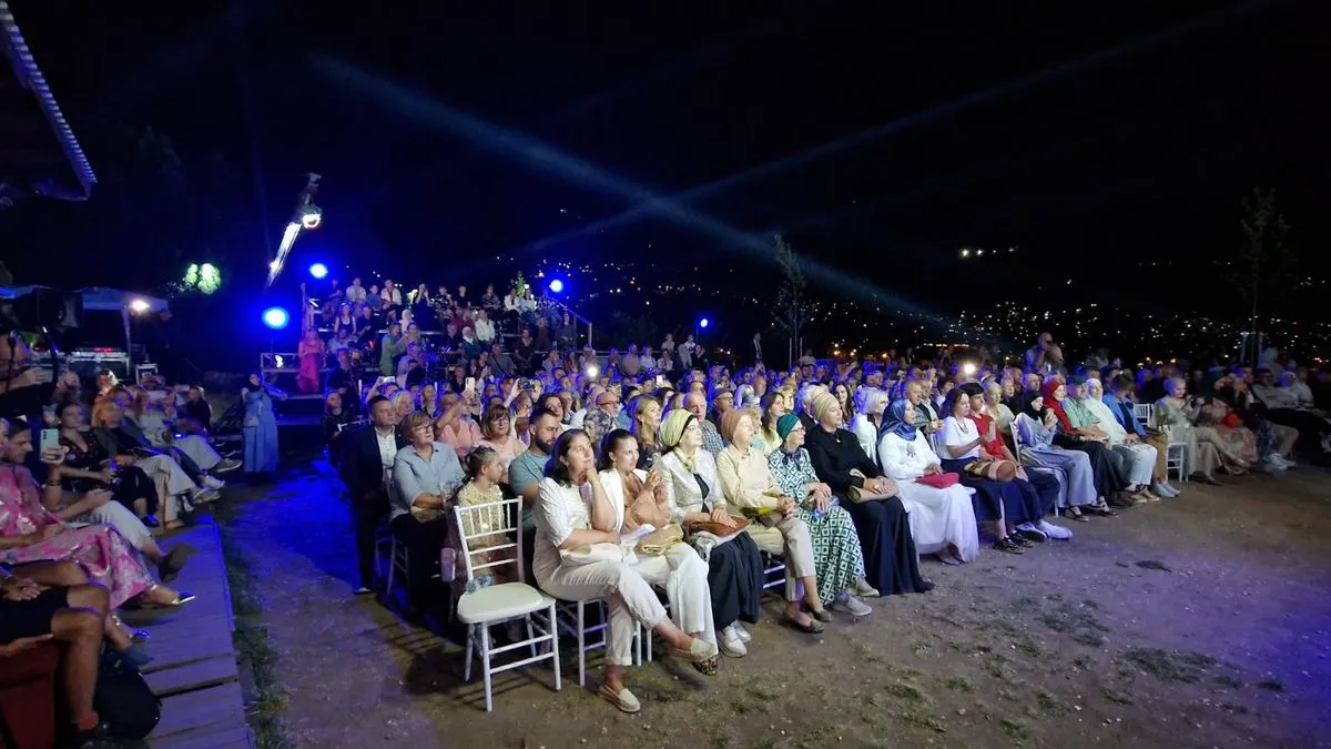 Publika je s posebnom toplinom dočekala svaku novu pjesmu, počev od one s kojom su otvorili koncert „Kad ja pođoh na Bentbašu“
