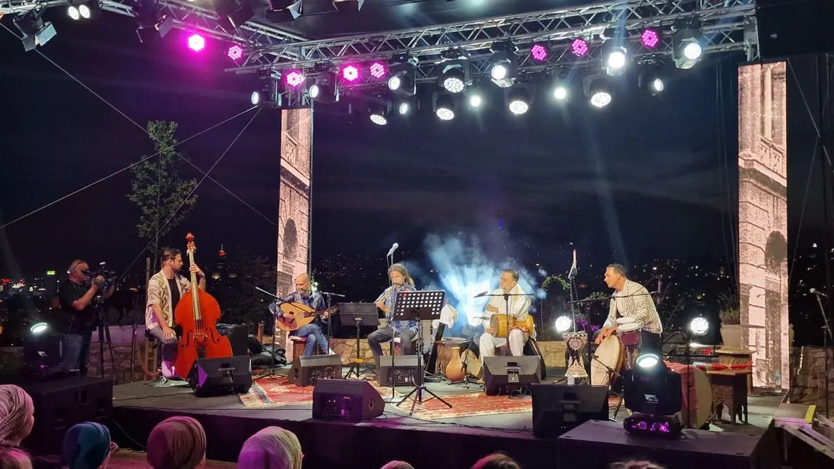 Publika je s posebnom toplinom dočekala svaku novu pjesmu, počev od one s kojom su otvorili koncert „Kad ja pođoh na Bentbašu“