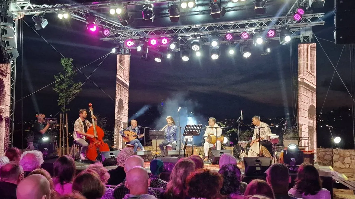 Publika je s posebnom toplinom dočekala svaku novu pjesmu, počev od one s kojom su otvorili koncert „Kad ja pođoh na Bentbašu“