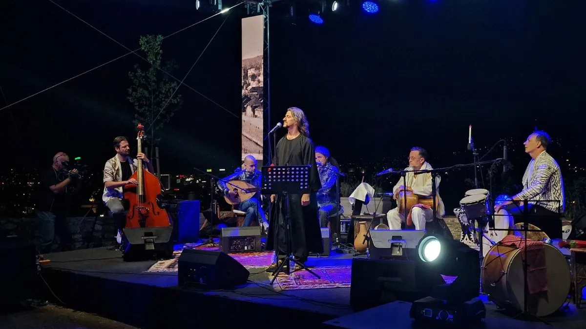 Publika je s posebnom toplinom dočekala svaku novu pjesmu, počev od one s kojom su otvorili koncert „Kad ja pođoh na Bentbašu“