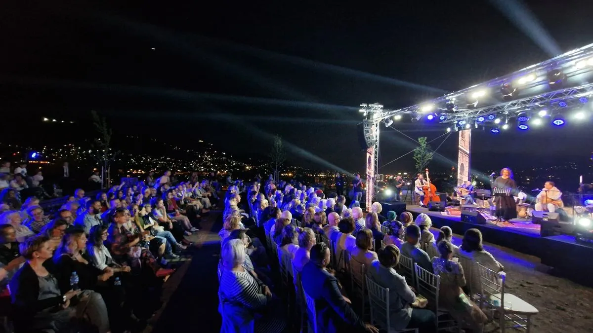 Publika je s posebnom toplinom dočekala svaku novu pjesmu, počev od one s kojom su otvorili koncert „Kad ja pođoh na Bentbašu“