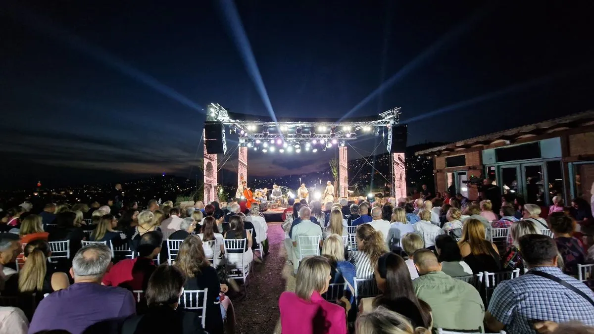 Publika je s posebnom toplinom dočekala svaku novu pjesmu, počev od one s kojom su otvorili koncert „Kad ja pođoh na Bentbašu“