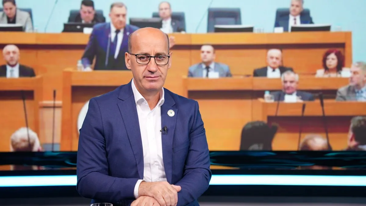 Podsjeća kako ima dosta ljudi koji su zavisni od njega i da su svjesni ako ne budu u dobrim odnosima s njim da će biti u nezavisnoj situaciji. 