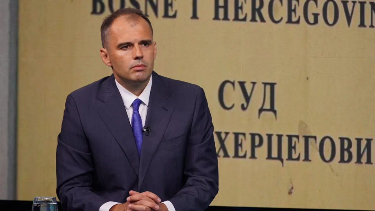 Ključna tema u našoj zemlji je politička nestabilnost u RS nakon što je CIK oduzeo mandat predsjednika RS-a Dodiku, a potom i Višković podnio ostavku kao premijer RS