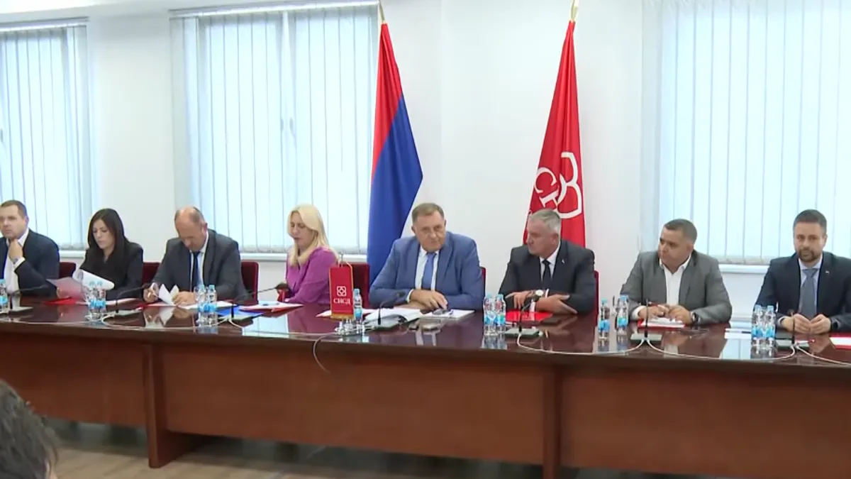 Zanimljivo je da je Dodik prije mjesec dana na konferenciji za novinare izjavio da ova stranka neće učestvovati na izborima.