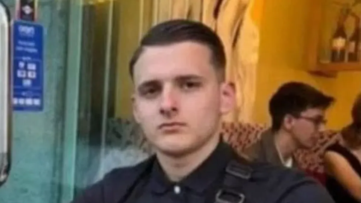 Maloljetni Mirza Mavrić (17), koji je na odmor došao iz inostranstva sa porodicom, preminuo je nakon što je izboden nožem u masovnoj tuči ispred kafića u Novom Pazaru.