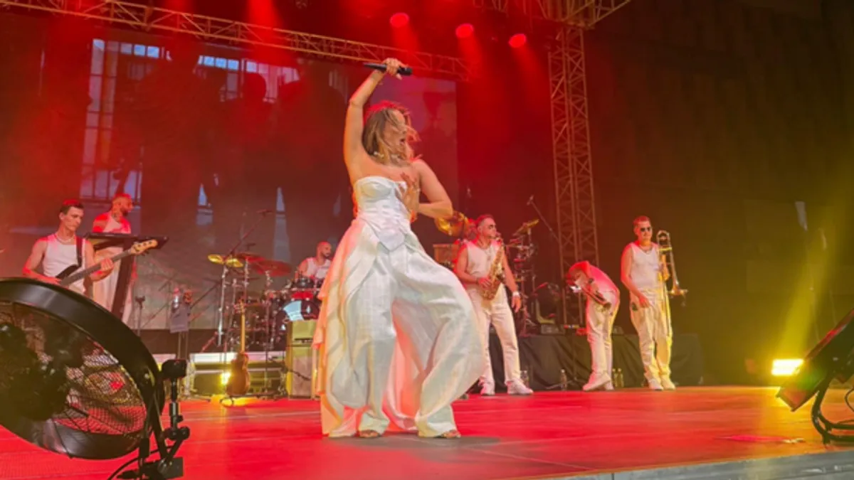Počeo je spektakl: Koncert u prepunoj Skenderiji, Senidah istakla palestinsku zastavu