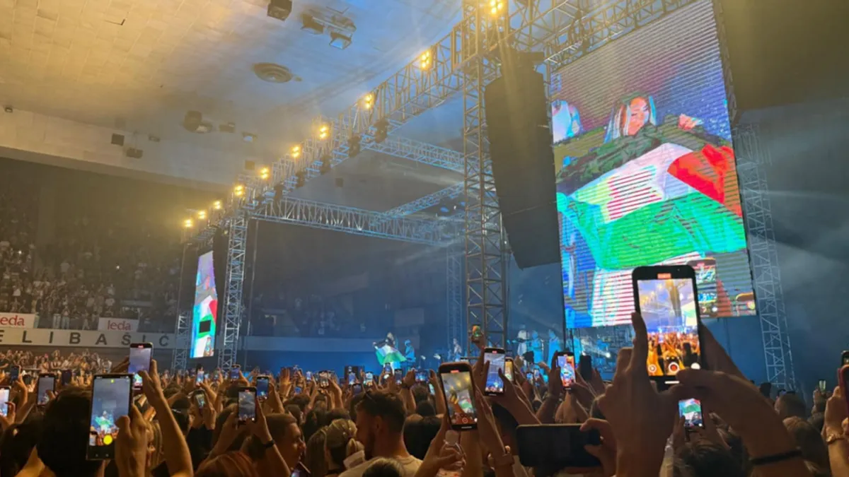 Počeo je spektakl: Koncert u prepunoj Skenderiji, Senidah istakla palestinsku zastavu