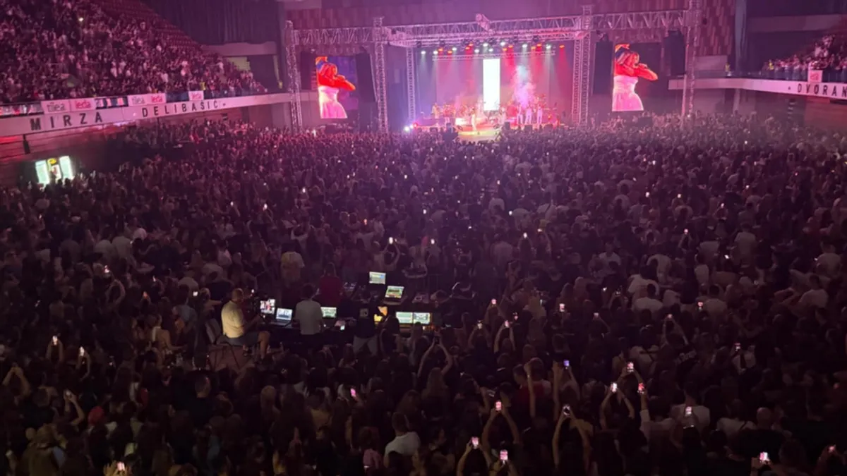 Počeo je spektakl: Koncert u prepunoj Skenderiji, Senidah istakla palestinsku zastavu