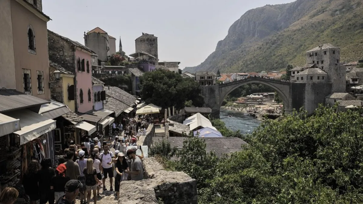 Pričalo se o Mostaru, Hercegovini, djetinjstvu, skokovima sa Starog, mirisu smokava i vremenu kada se znalo čiji je ključ bio ispod otirača