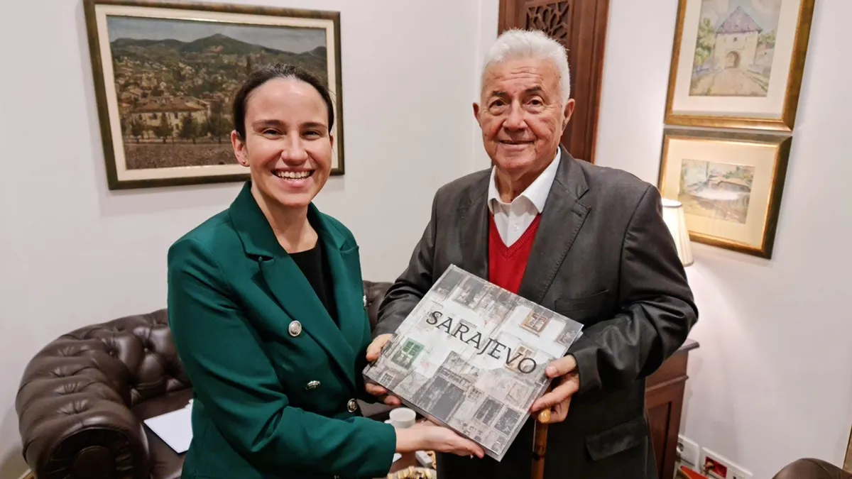 Mi ćemo nastaviti čuvati ono što si branio- sjećanje, istinu i dostojanstvo, navela je Karić